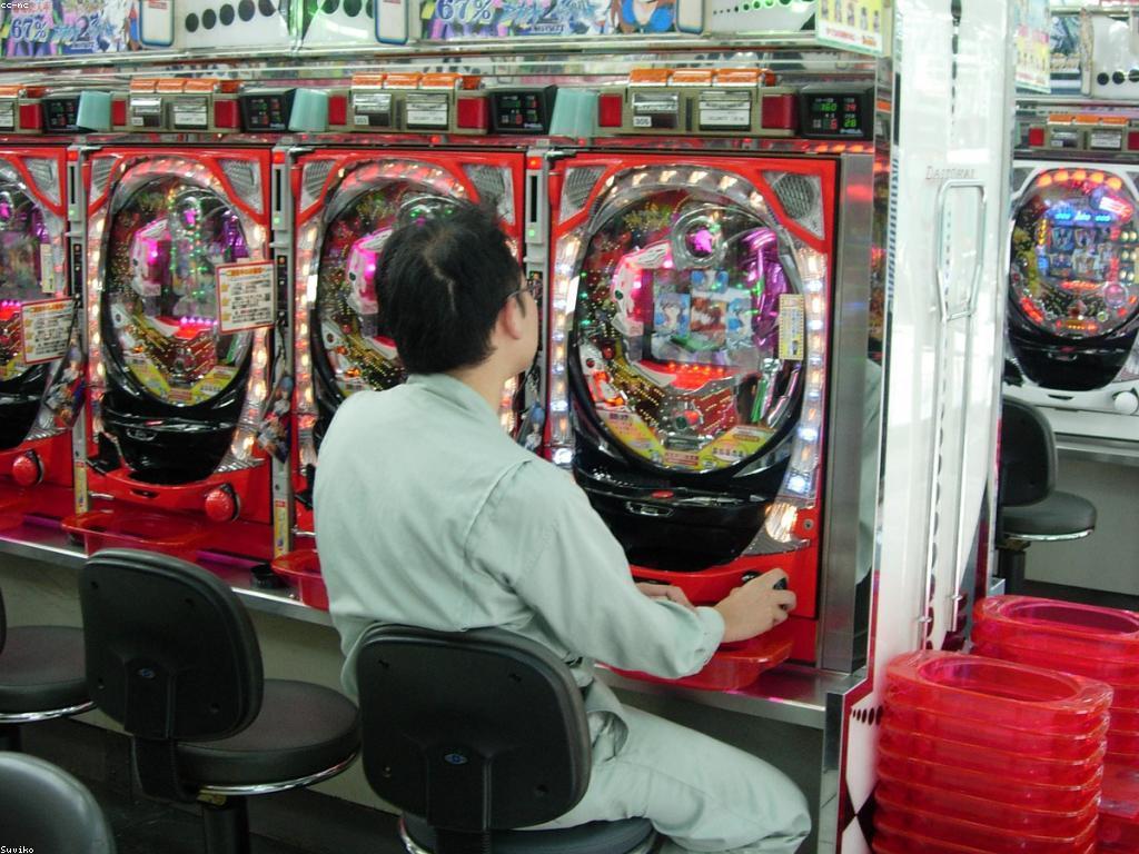 ព័ត៌មានអំពីម៉ាស៊ីនស្លុត៖ ការស្វែងយល់អំពីការប្រកួតប្រជែង និងការប្ដូរសម្បត្តិ